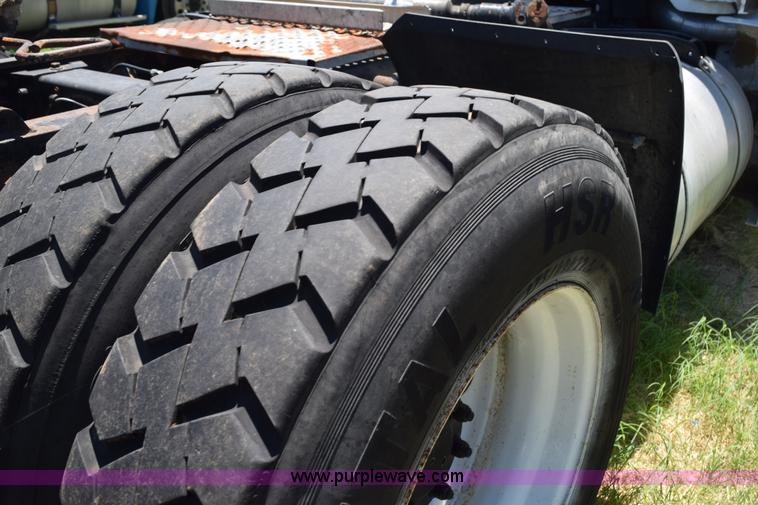 image for item K6129 1999 Peterbilt 377 semi truck