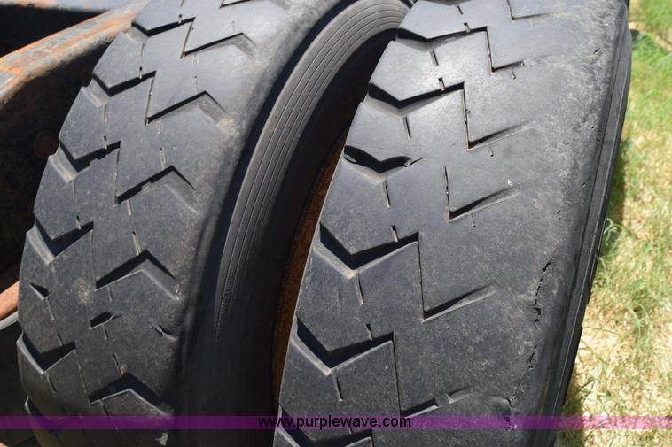 image for item K6129 1999 Peterbilt 377 semi truck