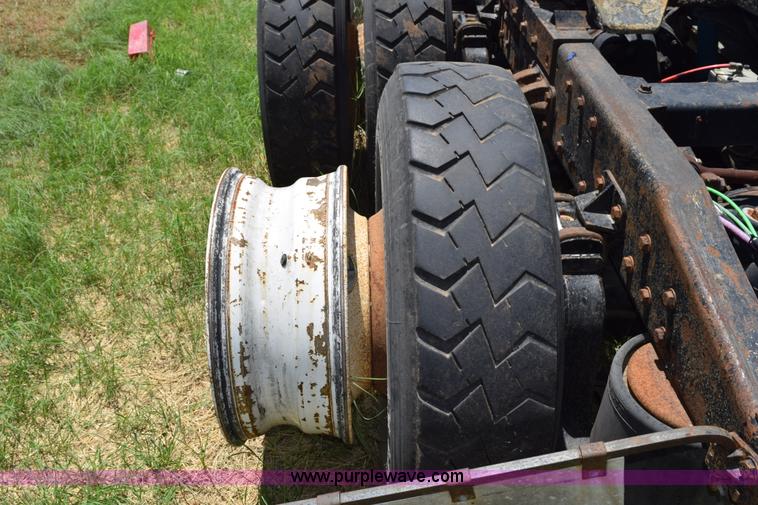 image for item K6129 1999 Peterbilt 377 semi truck