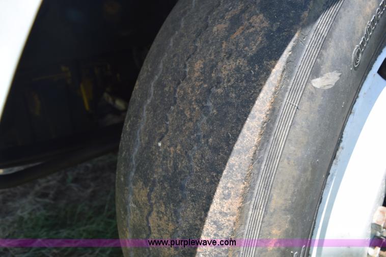 image for item K6129 1999 Peterbilt 377 semi truck