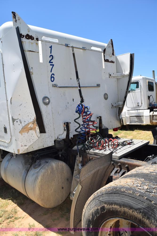 image for item K6130 2000 Peterbilt 377 semi truck