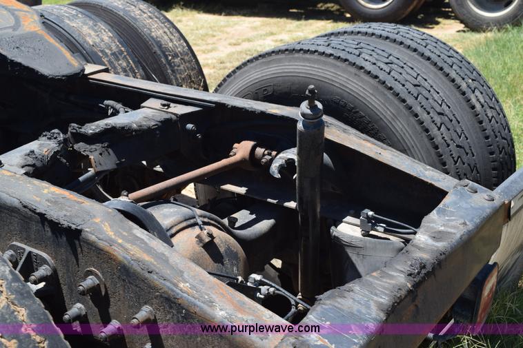 image for item K6130 2000 Peterbilt 377 semi truck