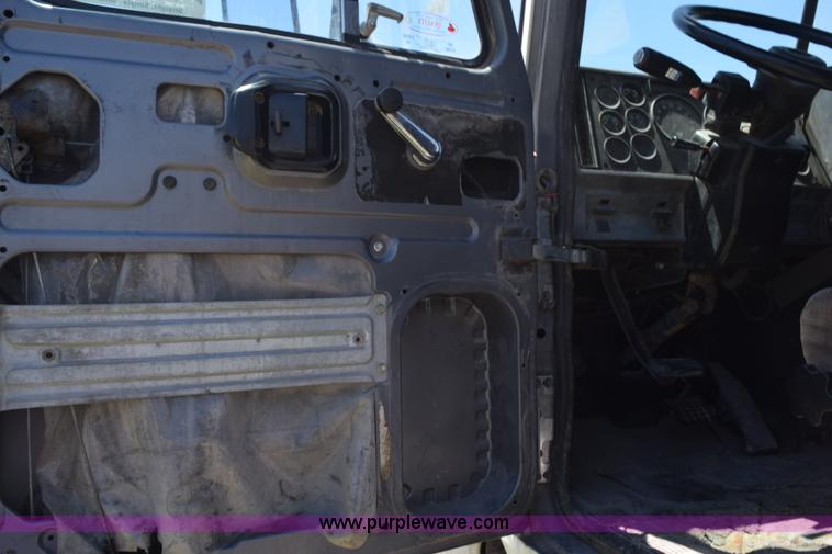 image for item K6131 1997 Mack CH613 semi truck