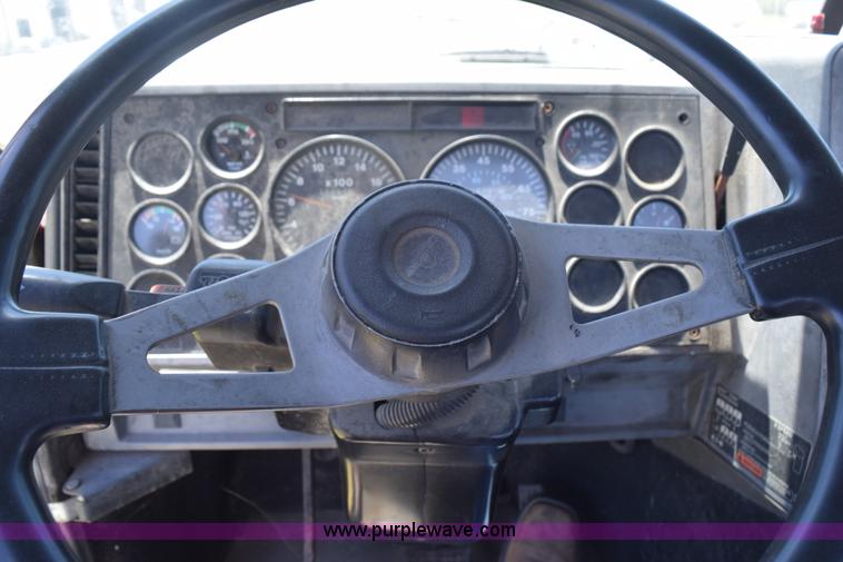 image for item K6131 1997 Mack CH613 semi truck