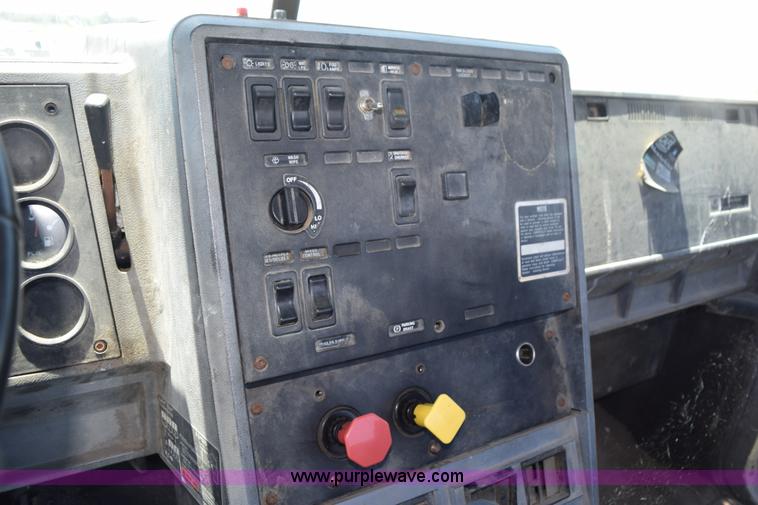 image for item K6131 1997 Mack CH613 semi truck