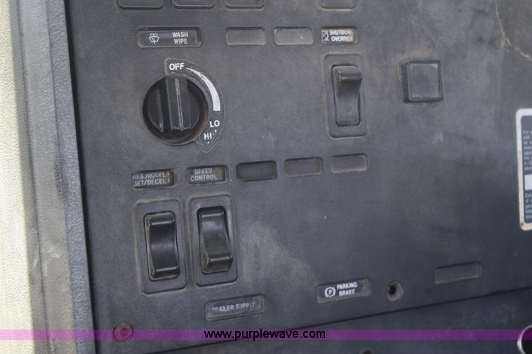 image for item K6131 1997 Mack CH613 semi truck