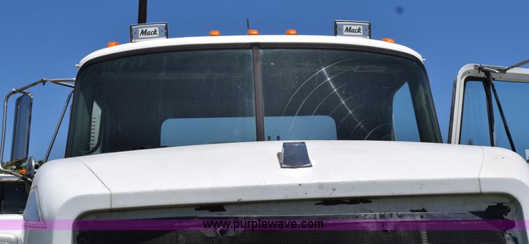 image for item K6131 1997 Mack CH613 semi truck