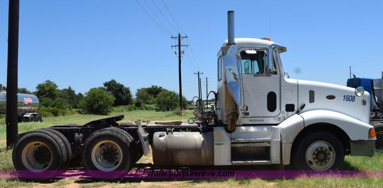 image for item K6132 1999 Peterbilt 377 semi truck