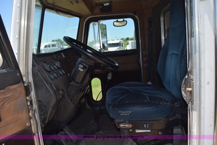 image for item K6132 1999 Peterbilt 377 semi truck