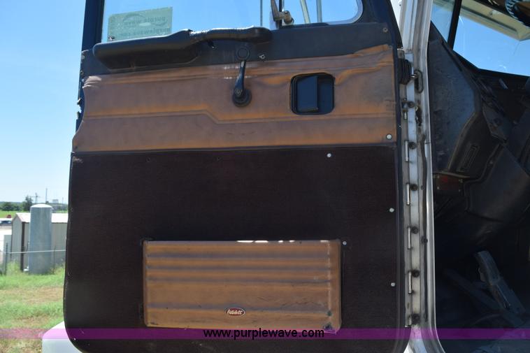 image for item K6132 1999 Peterbilt 377 semi truck