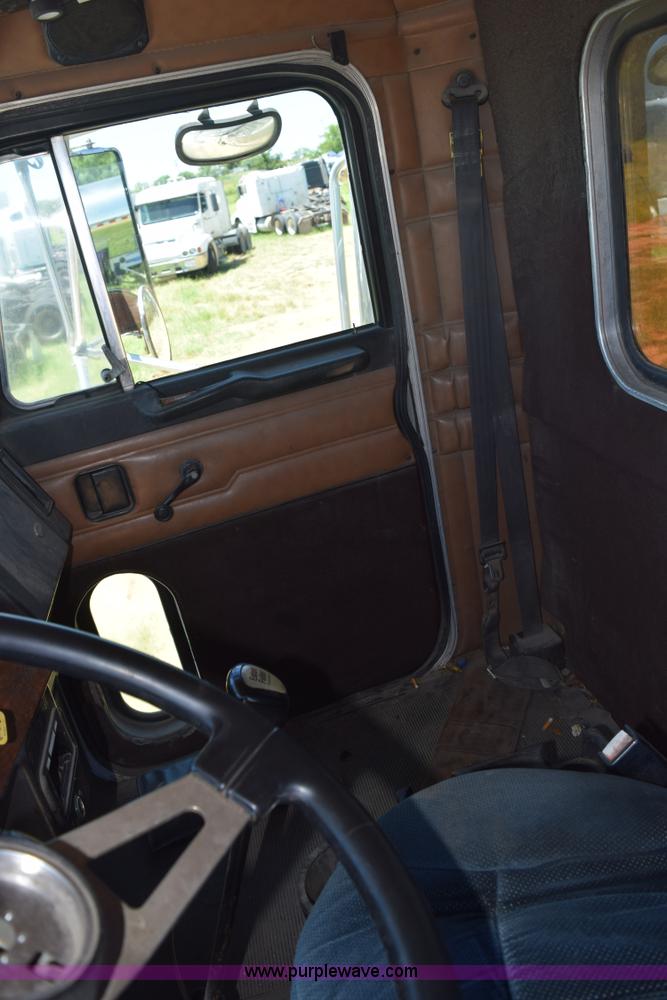 image for item K6132 1999 Peterbilt 377 semi truck