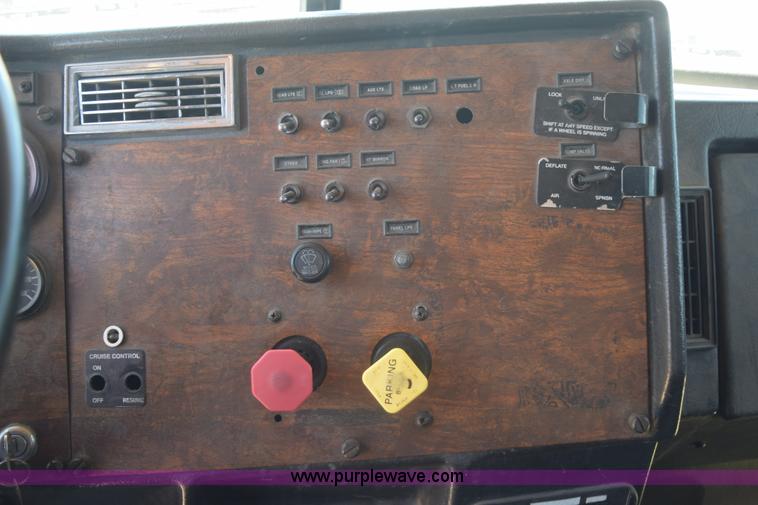 image for item K6132 1999 Peterbilt 377 semi truck