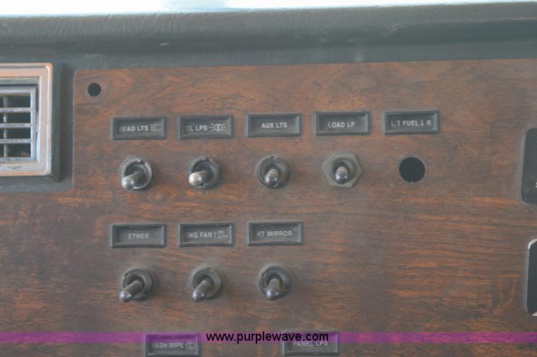 image for item K6132 1999 Peterbilt 377 semi truck