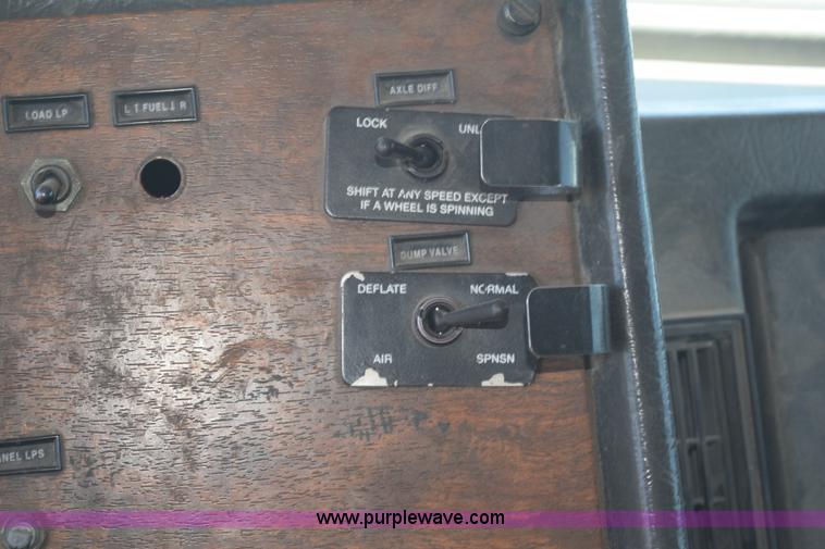 image for item K6132 1999 Peterbilt 377 semi truck