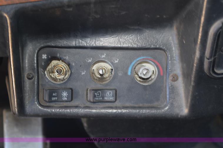 image for item K6132 1999 Peterbilt 377 semi truck