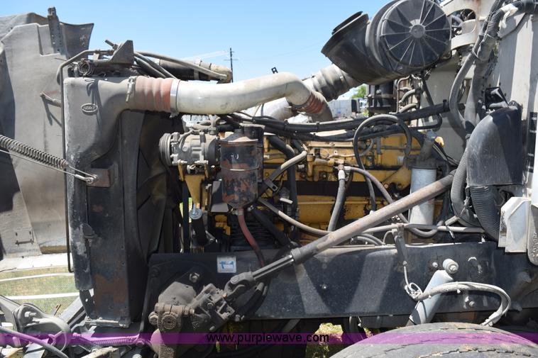 image for item K6132 1999 Peterbilt 377 semi truck