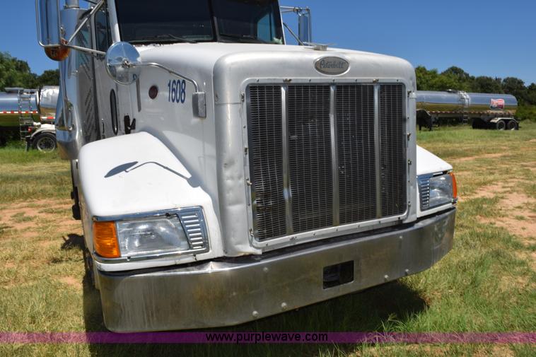 image for item K6132 1999 Peterbilt 377 semi truck