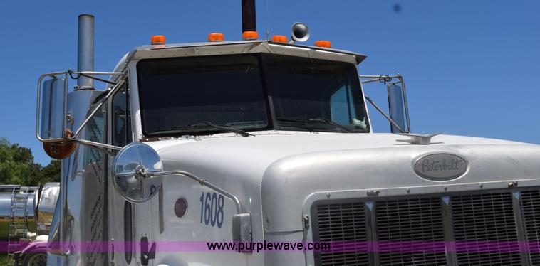 image for item K6132 1999 Peterbilt 377 semi truck