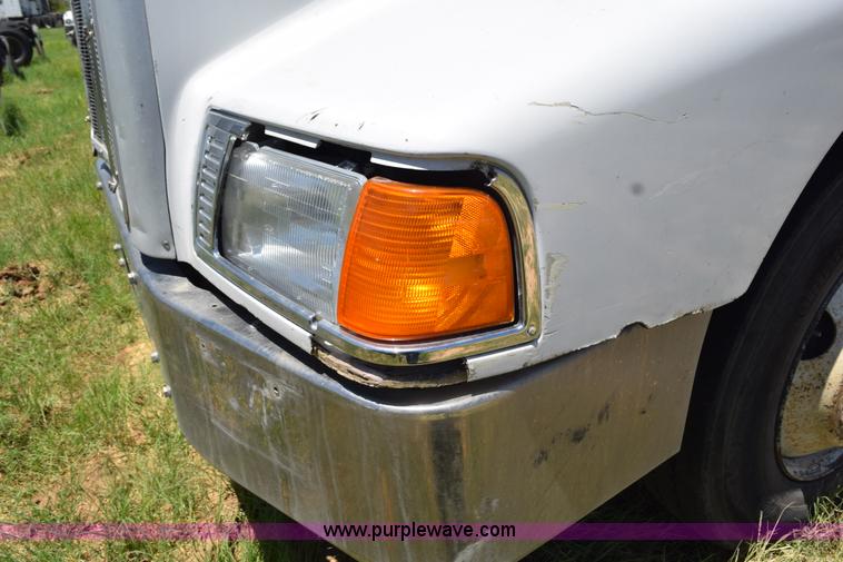 image for item K6132 1999 Peterbilt 377 semi truck