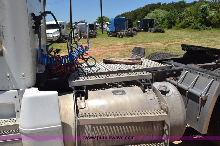 image for item K6132 1999 Peterbilt 377 semi truck