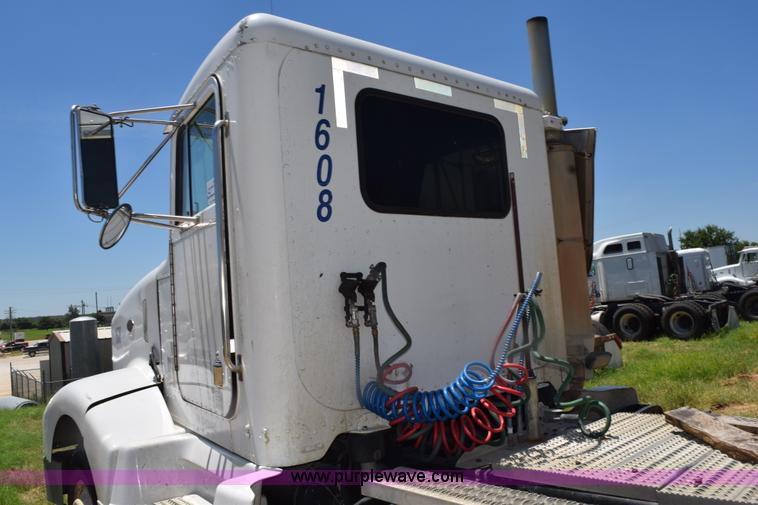 image for item K6132 1999 Peterbilt 377 semi truck