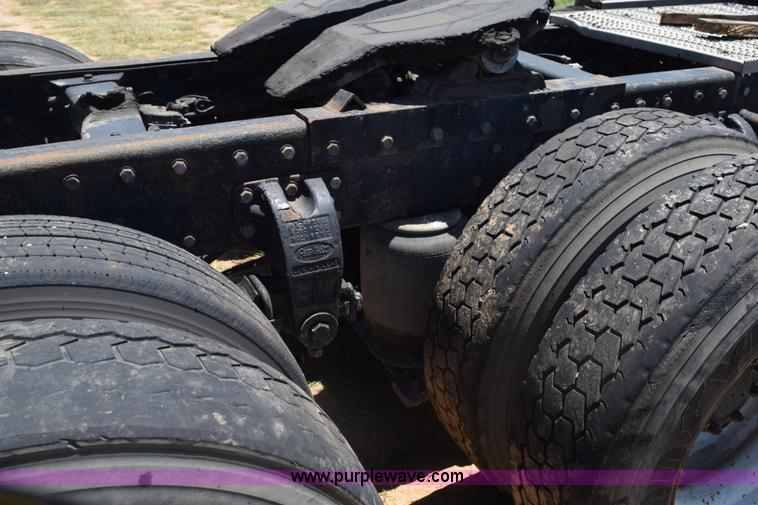 image for item K6132 1999 Peterbilt 377 semi truck