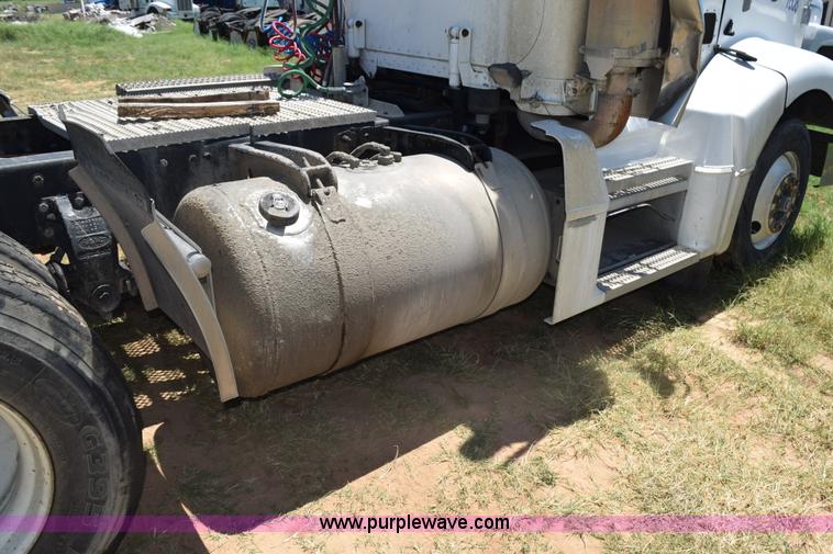 image for item K6132 1999 Peterbilt 377 semi truck