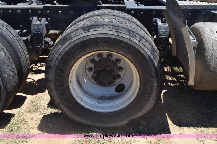 image for item K6132 1999 Peterbilt 377 semi truck