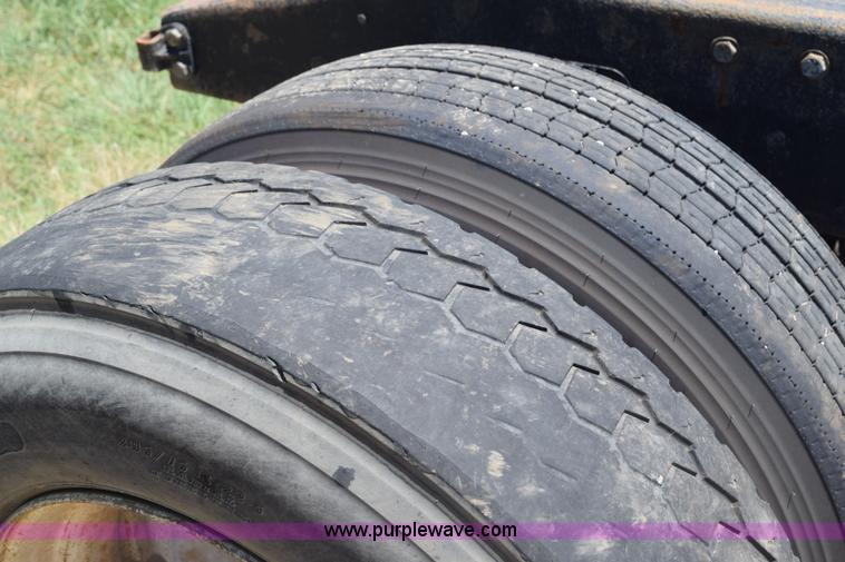 image for item K6132 1999 Peterbilt 377 semi truck