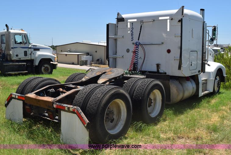 image for item K6133 2000 Peterbilt 377 semi truck