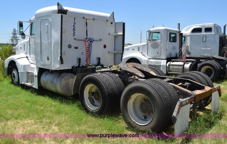 image for item K6133 2000 Peterbilt 377 semi truck