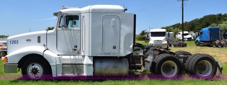 image for item K6133 2000 Peterbilt 377 semi truck