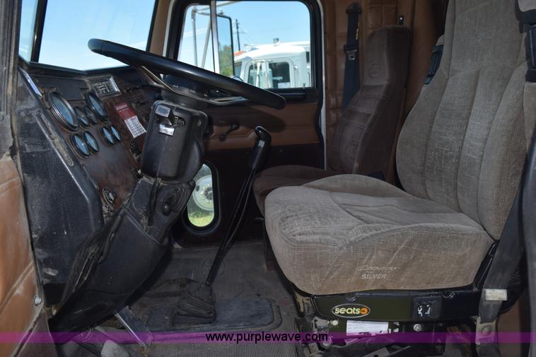 image for item K6133 2000 Peterbilt 377 semi truck