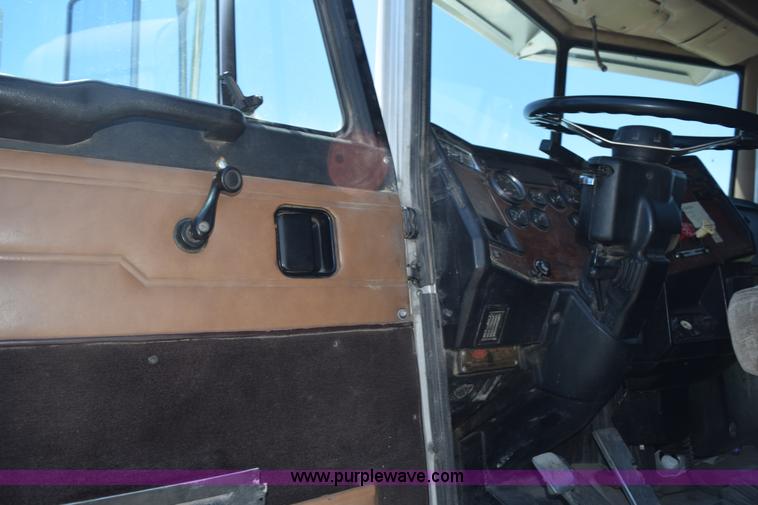 image for item K6133 2000 Peterbilt 377 semi truck