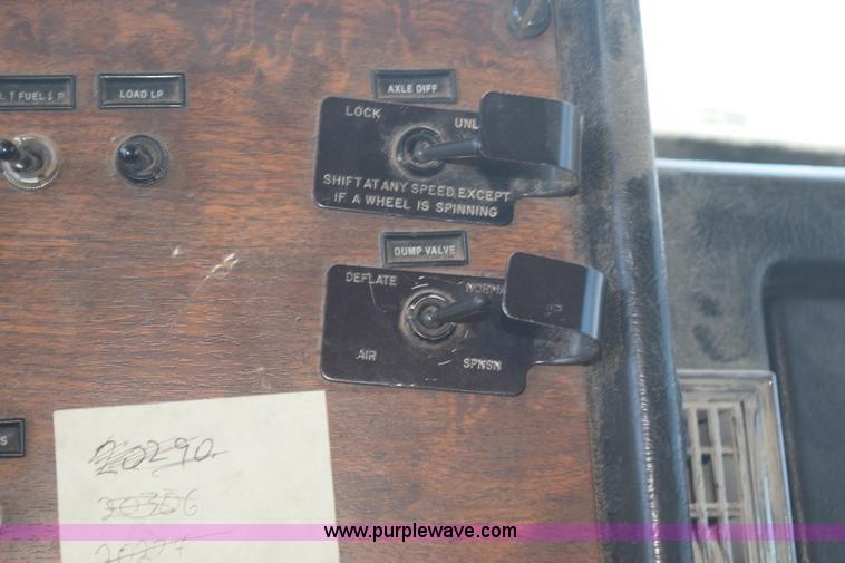 image for item K6133 2000 Peterbilt 377 semi truck