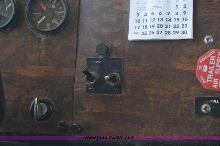 image for item K6133 2000 Peterbilt 377 semi truck