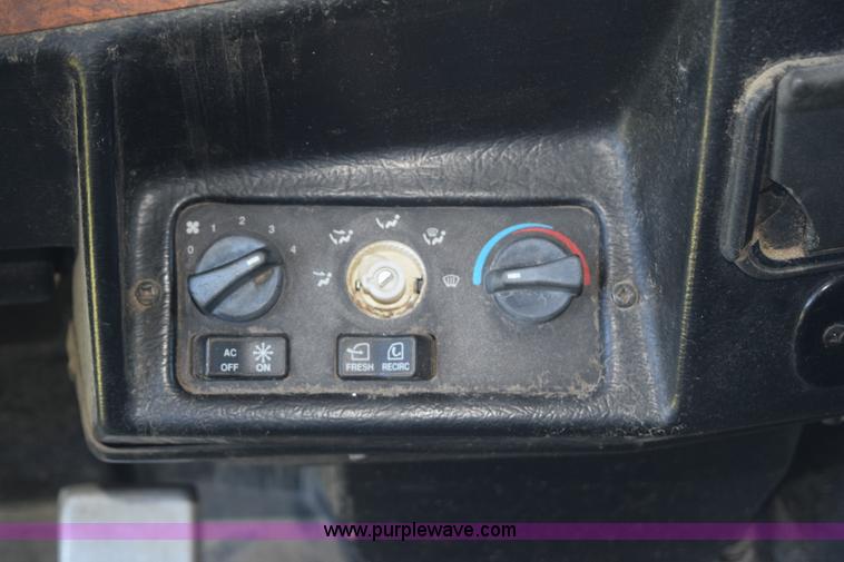 image for item K6133 2000 Peterbilt 377 semi truck