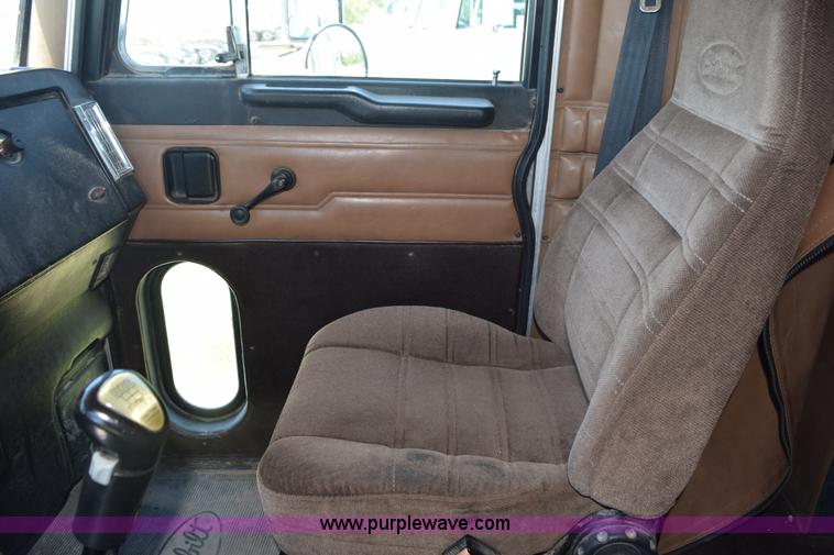 image for item K6133 2000 Peterbilt 377 semi truck