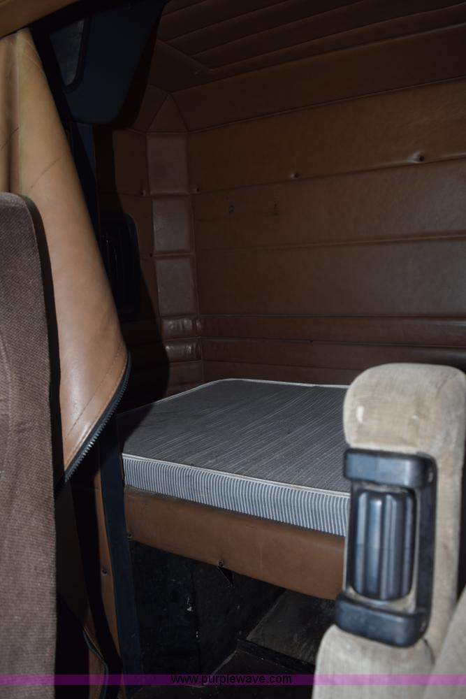 image for item K6133 2000 Peterbilt 377 semi truck