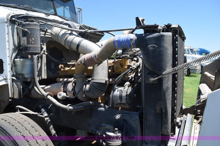 image for item K6133 2000 Peterbilt 377 semi truck