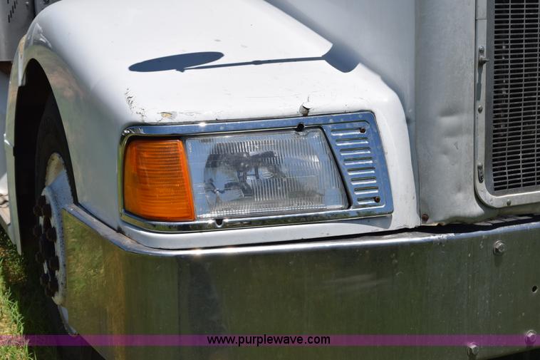 image for item K6133 2000 Peterbilt 377 semi truck