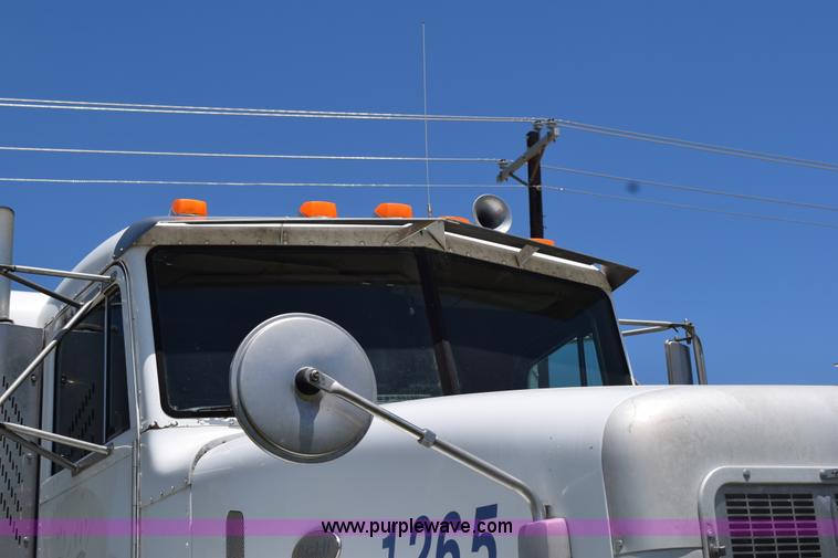 image for item K6133 2000 Peterbilt 377 semi truck