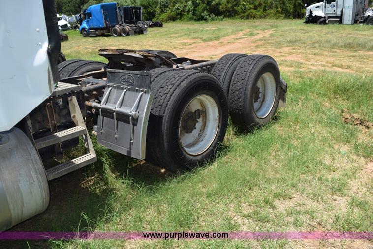 image for item K6133 2000 Peterbilt 377 semi truck