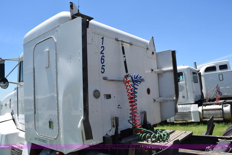 image for item K6133 2000 Peterbilt 377 semi truck