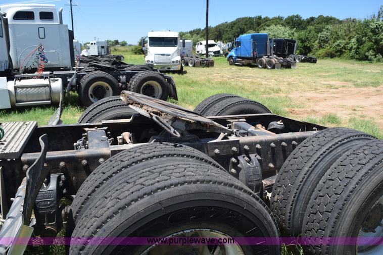 image for item K6133 2000 Peterbilt 377 semi truck