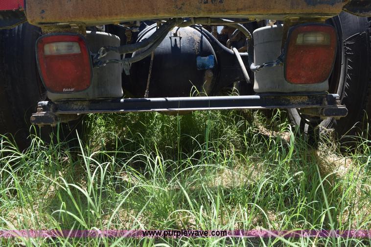 image for item K6133 2000 Peterbilt 377 semi truck