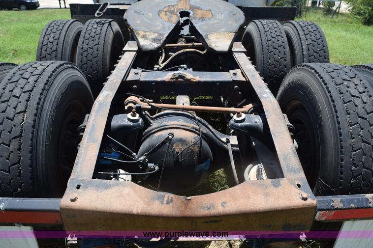 image for item K6133 2000 Peterbilt 377 semi truck