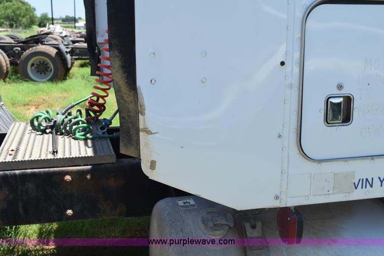 image for item K6133 2000 Peterbilt 377 semi truck
