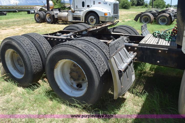 image for item K6133 2000 Peterbilt 377 semi truck