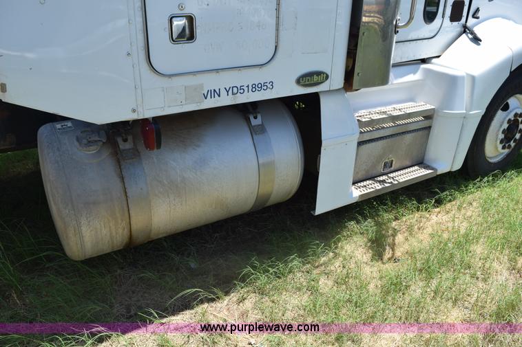 image for item K6133 2000 Peterbilt 377 semi truck